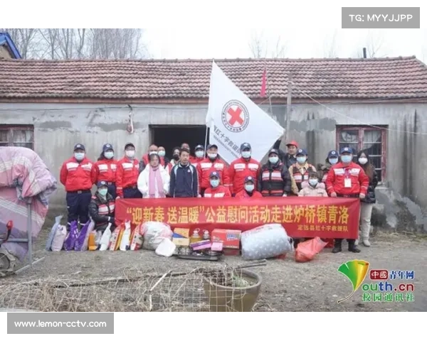 芝加哥大学队员摔倒瞬间，对手伸手扶起暖场